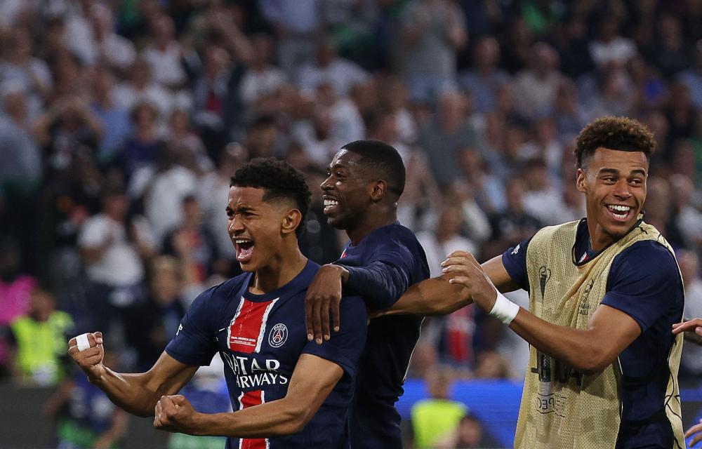 那一年他们风华正茂：李连杰和刘家良师傅相互模仿学习！