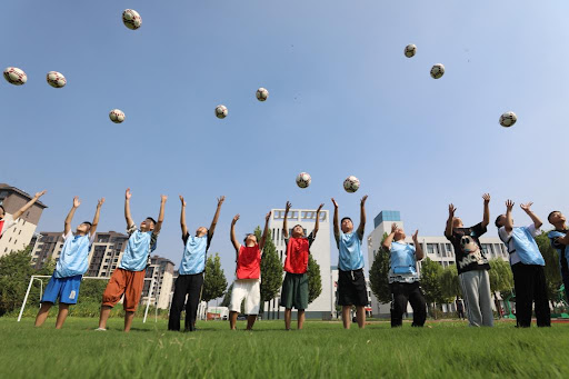 德媒：由于手指受伤，诺伊尔近两场都佩戴特制的四指手套参赛