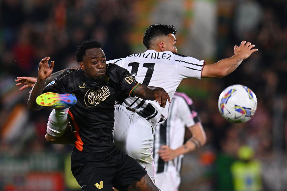 太阳报：英乙球迷在看台上发病，直升机降落在球场里进行急救